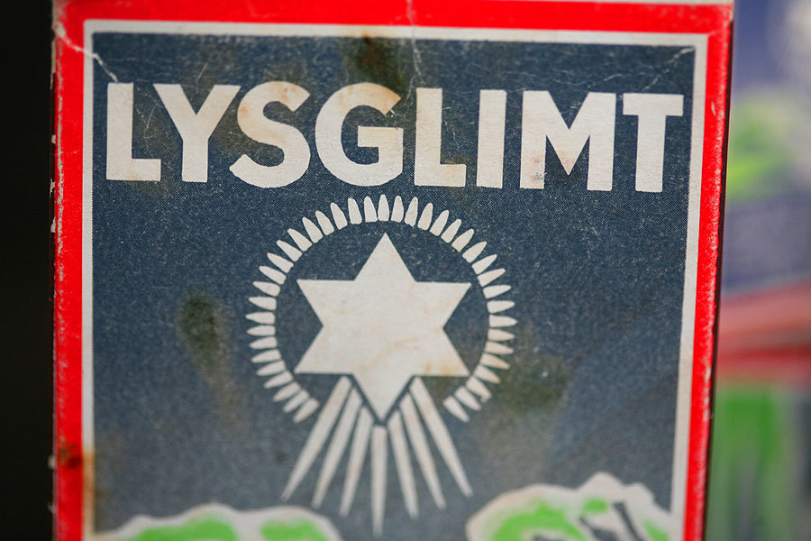 Ældre foto af en LYSGLIMT tændstiksæske med logo på